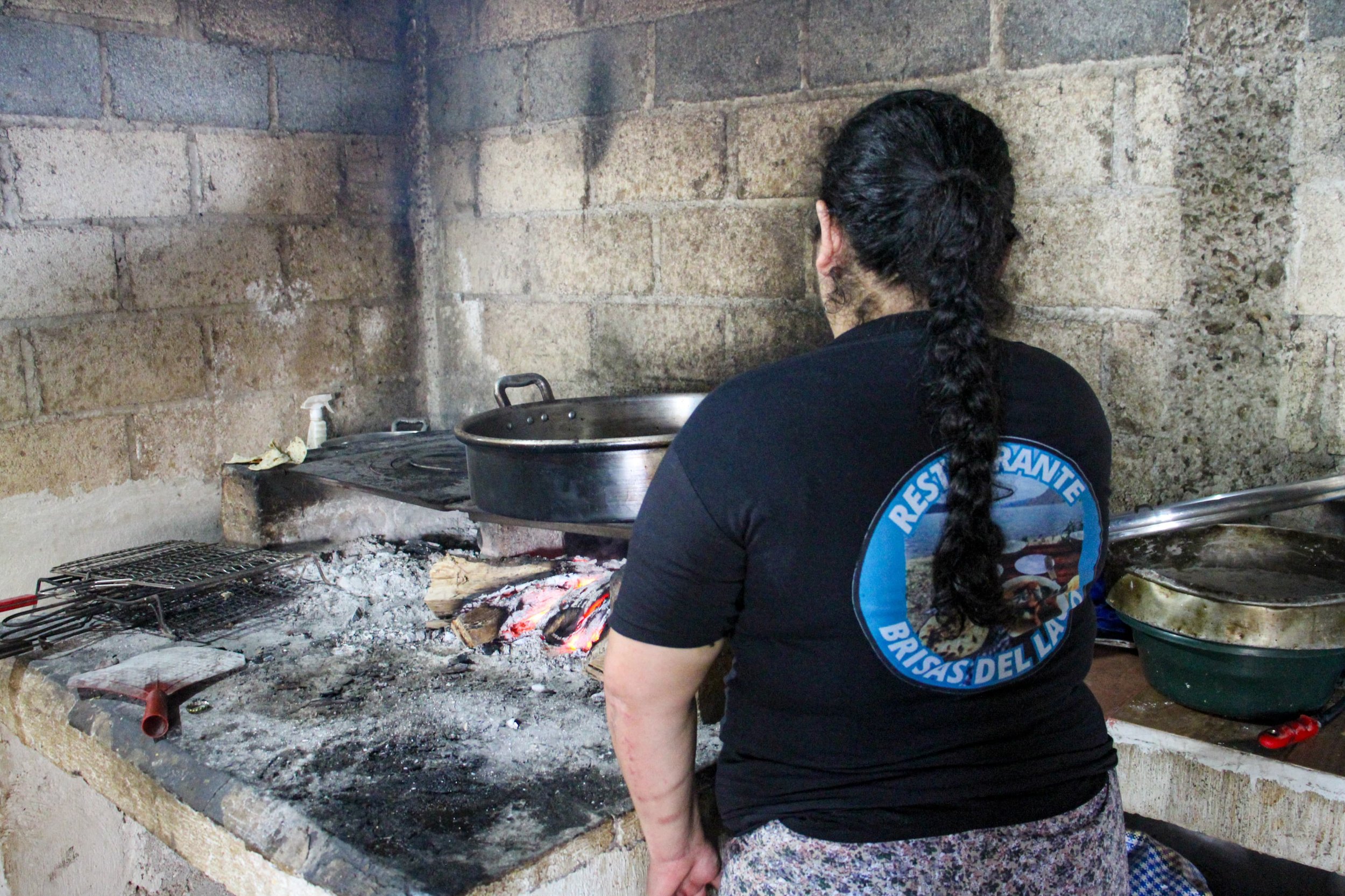 Para Margarita, la cocina ha sido un refugio y en espacio de aprendizaje desde el conflicto armado interno. Foto: Glenda Alvarez 